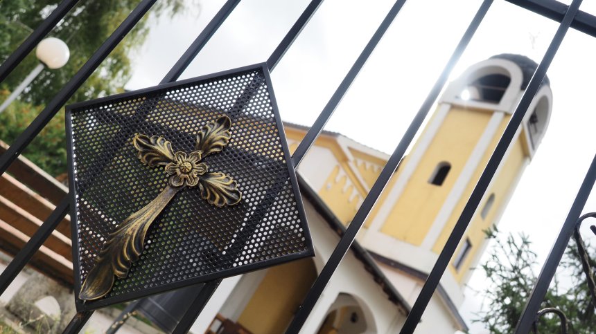 В Долни Богров палят свещи с молитви отец Янко да им бъде върнат