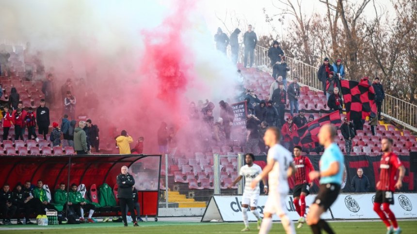 Кървави сцени на "Спартак" – "Локомотив" (София), привърженици били бити от охранители