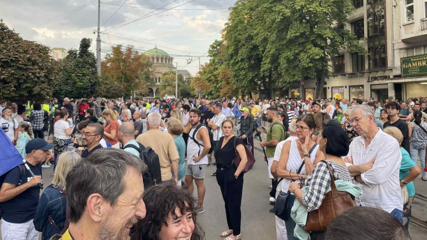 "Отпор срещу диктатурата": Втори протест срещу властта в първия работен ден на НС