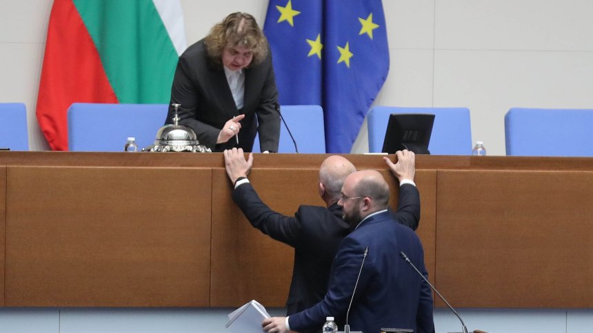 Обвинения в интимни връзки и напрежение в НС заради вота на недоверие (ВИДЕО)