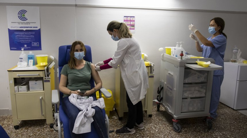 Гърция ваксинира и непълнолетните, Pfizer и Moderna изпитват препаратите върху деца