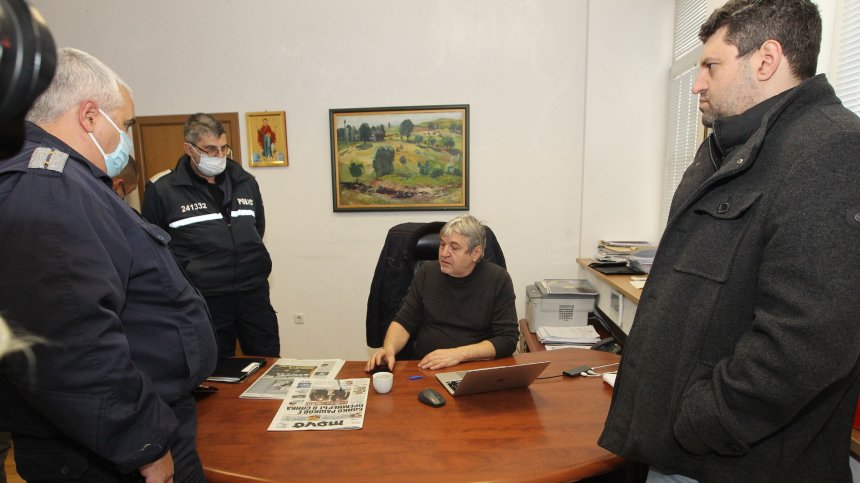 Запечатаха редакцията на "Труд" и иззеха сървъра, Петьо Блъсков отказа да напусне (+ВИДЕО)