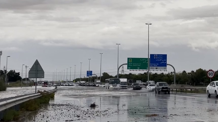 Пороите в Оман взеха жертви, части от Дубай са под вода, българи са блокирани в МОЛ (+ВИДЕО)