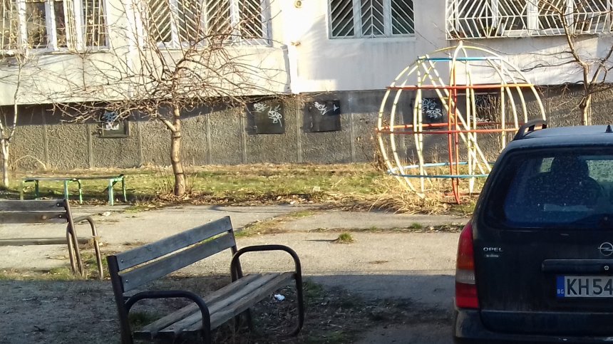 HelpBook алармира за детски площадки с боклуци, превърнати в паркинг