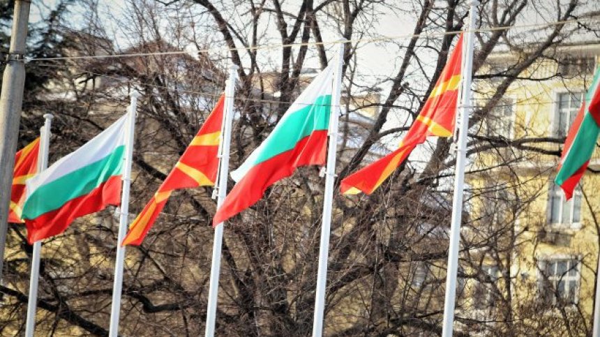 Кой бави българската позиция след френското предложение за спора с РСМ?