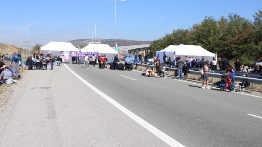 Блокадите на АМ "Тракия" и Хаинбоаз остават, миньори решават за ефективна стачка