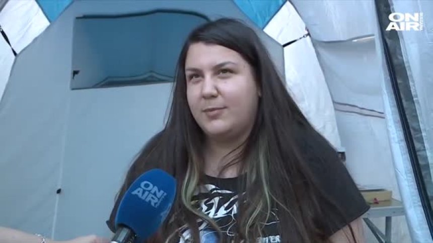 Лицата на протестите: Момичето, което шие българското знаме