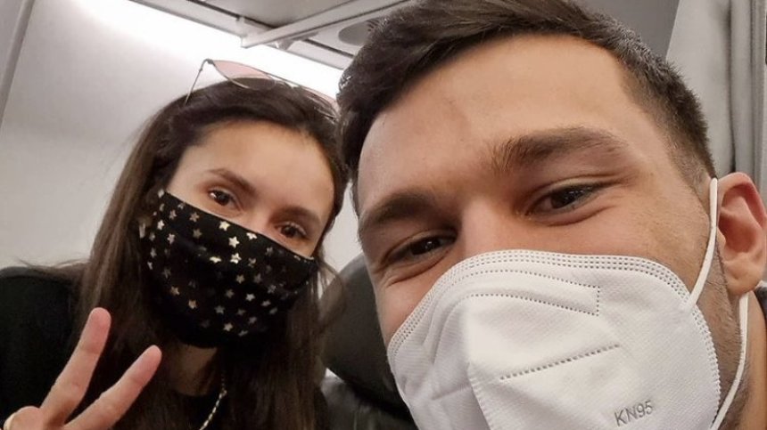 Нина Добрев се прибра в България