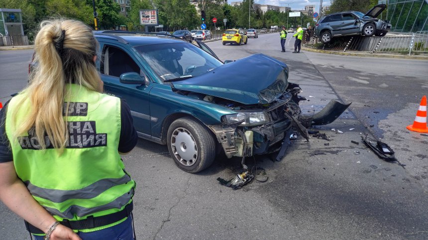 Кола "кацна" върху метростанция в столицата