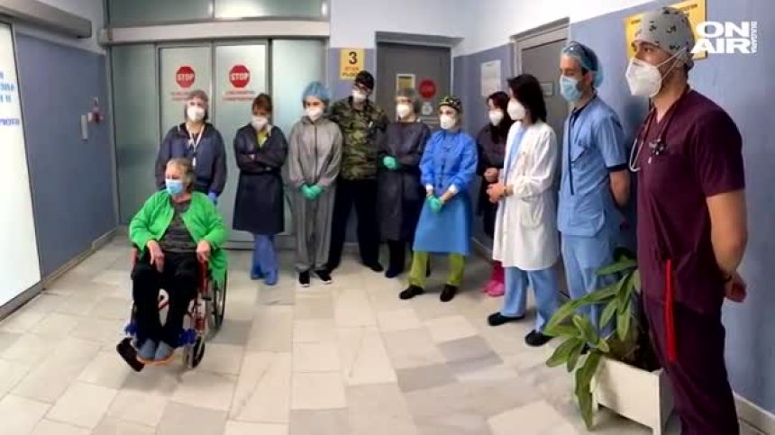 "Св. Анна" изписа баба, излекувана от Ковид-19 след 33 дни на апаратно дишане