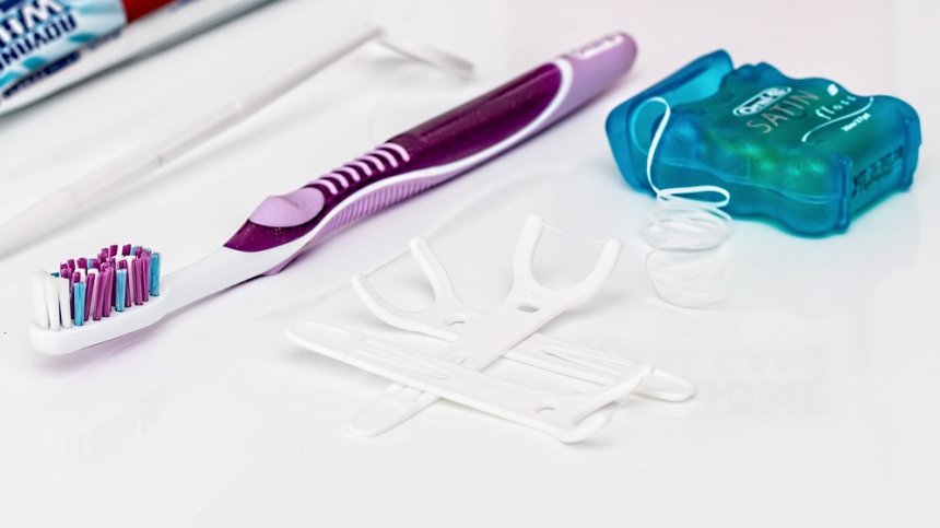 Зъбната плака не прощава: Как да чистим зъбите си правилно с конец?