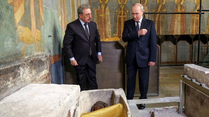 Путин посети Архангелската катедрала в Кремъл (СНИМКИ)