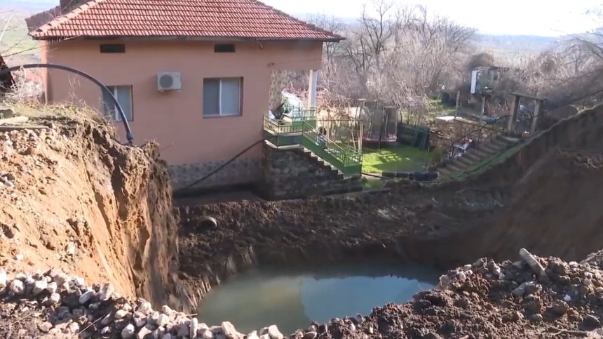 Жители на Варвара живеят с опасност над главите си (+ВИДЕО)