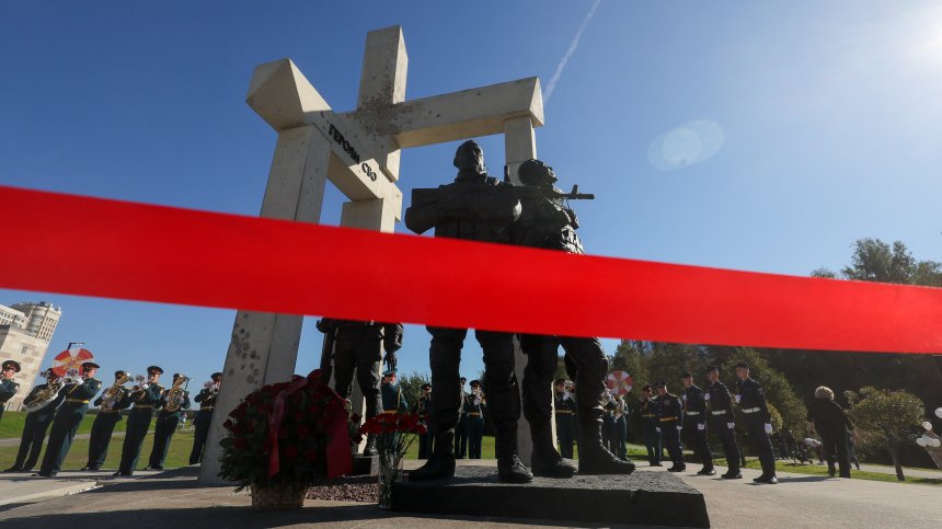 Русия издигна паметник на войници, участвали във войната в Украйна (+СНИМКИ)