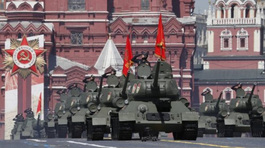 Парад на победата: Колони от бронирана техника в Москва (+СНИМКИ)