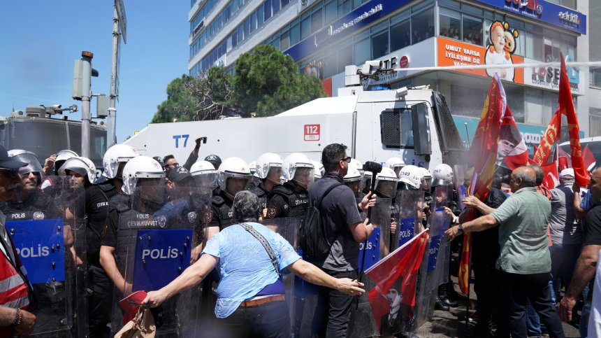 Екшън в Турция: Сблъсъци между полиция и протестиращи в Измир (СНИМКИ)