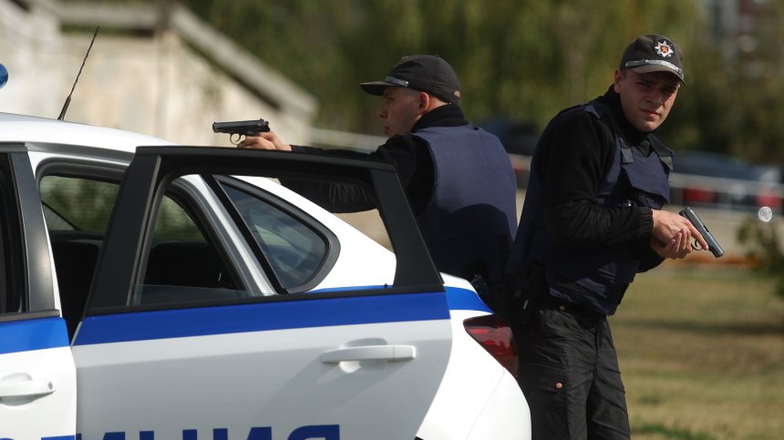 18-годишен русенец се преструвал на полицай, спирал коли за проверка
