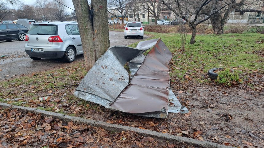 Не стойте на открито, има опасност от падащи предмети