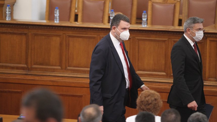 Много млади депутати в 47-ото НС, Пеевски се надява Никола Минчев "да донесе хубави работи"