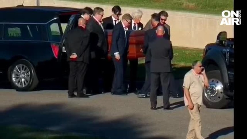 Звездите от "Приятели" изпратиха Матю Пери в последния му земен път