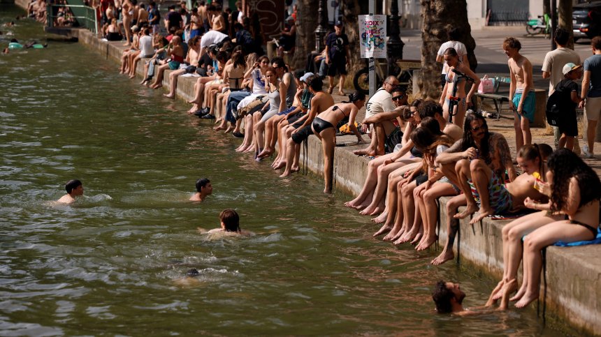 Удря ни екстремно време, живакът гони 44&deg;C