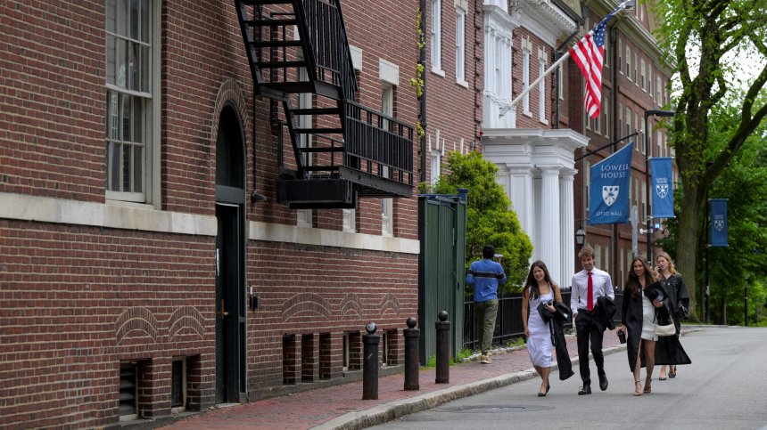 САЩ анулират визите на китайски студенти