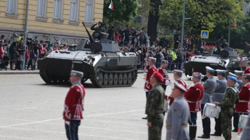 Военният министър: Надявам се войната да даде тласък на модернизацията на армията ни