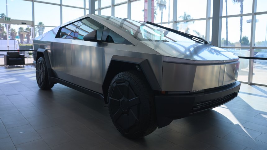 Блогър "черпи" с 26 електромобила Tesla своите последователи