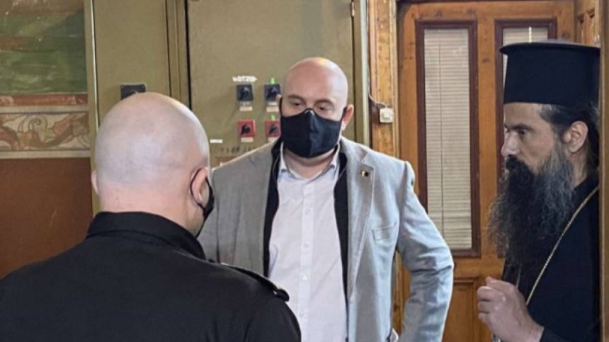 Задържаха двама души за кражба на дарения от църквата във Видин
