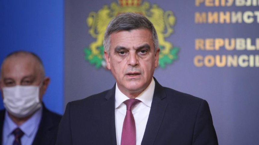 Янев: Мерките не целят да направят ваксинацията задължителна