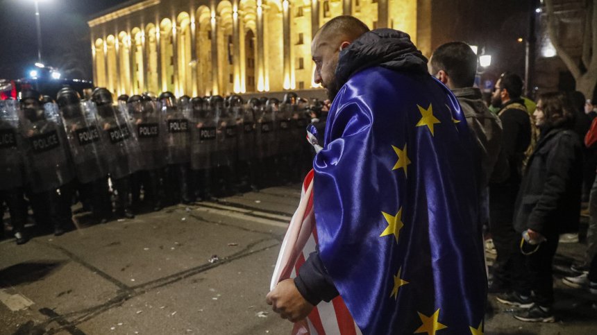 Под натиска на протестиращи грузинското правителство оттегли скандален законопроект