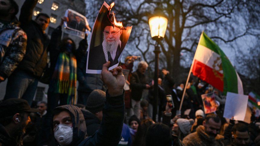 Над 500 убити при протестите в Иран, повече от 10 000 са арестувани