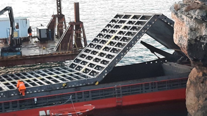 Стартира търгът за заседналия край Яйлата кораб "Vera Su"