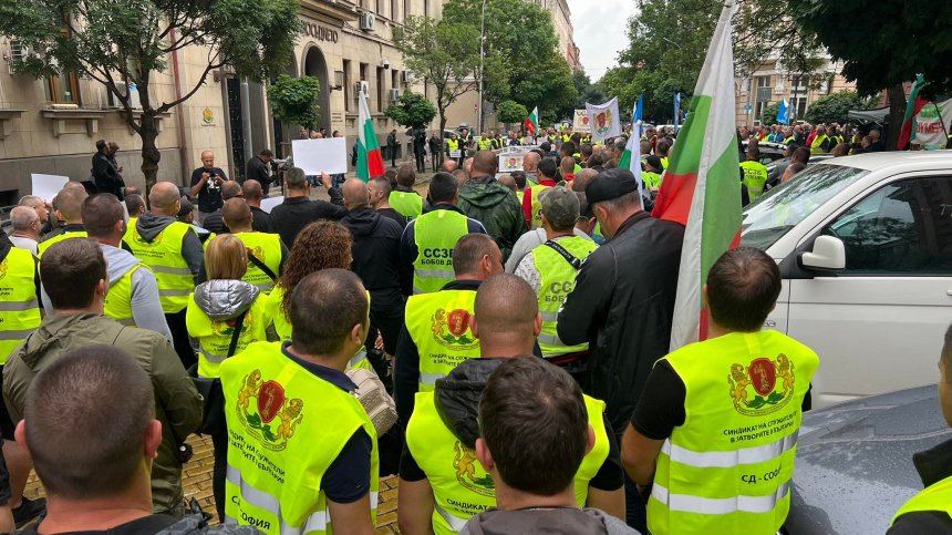  Надзиратели и полицаи на протест в София, искат по-високи заплати