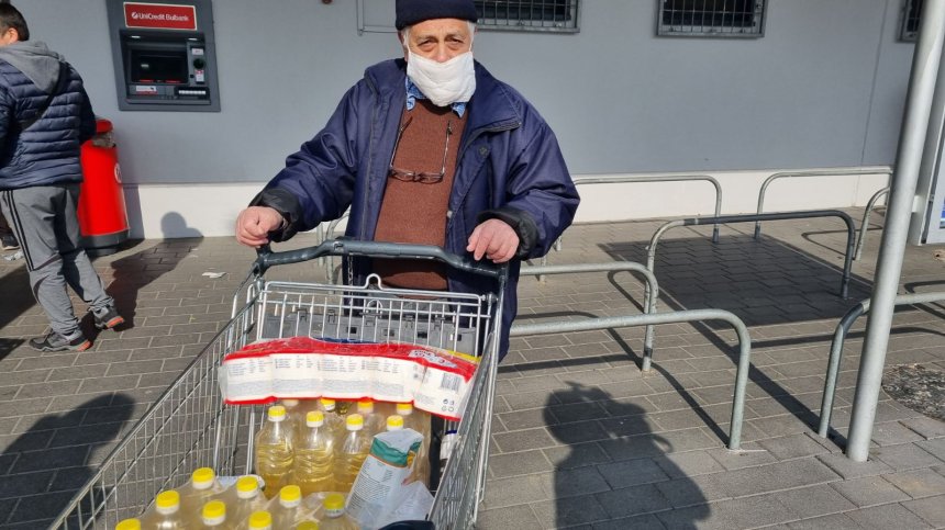 Масова истерия за евтино олио: Огромни опашки и посинени ръце пред верига магазини