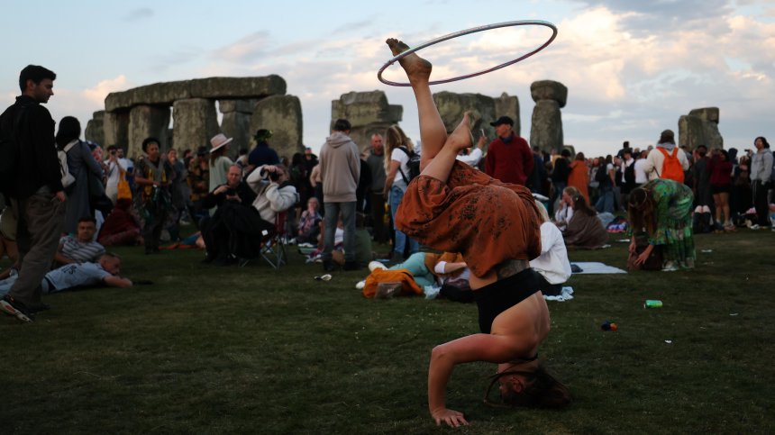 Хора посрещнаха лятното слънцестоене в Стоунхендж (СНИМКИ)
