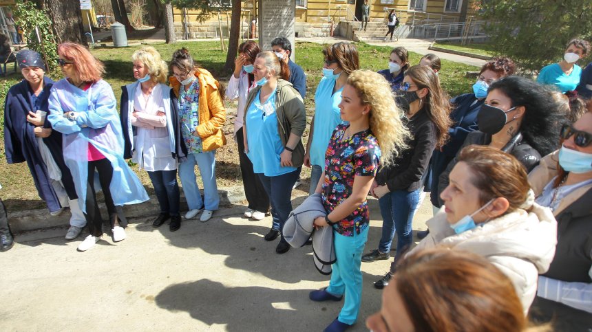 За лекарите, сестрите, заплатите им и загиващото българско здравеопазване