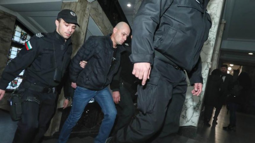 С викове "садист" и "в затвора" посрещнаха Захари, тормозил кучето Мечо