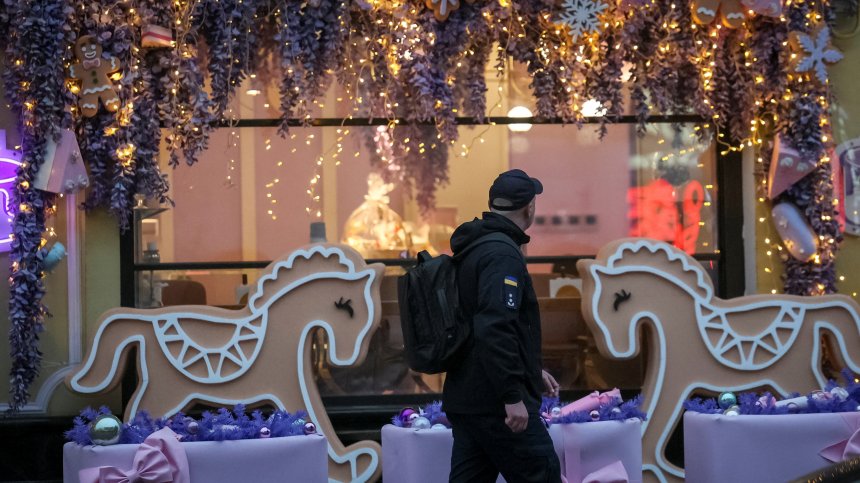 Киев преди Коледа: Празнични светлини под сянката на руските атаки (СНИМКИ)