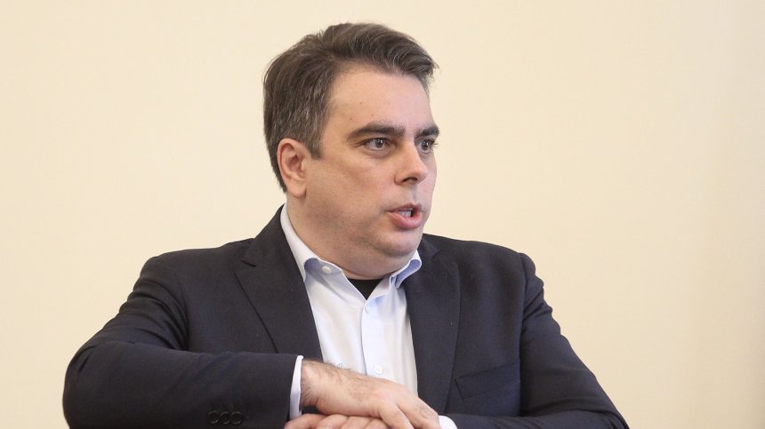 Василев: Бюджетът помага да се задържи инфлацията и дава средства на хората