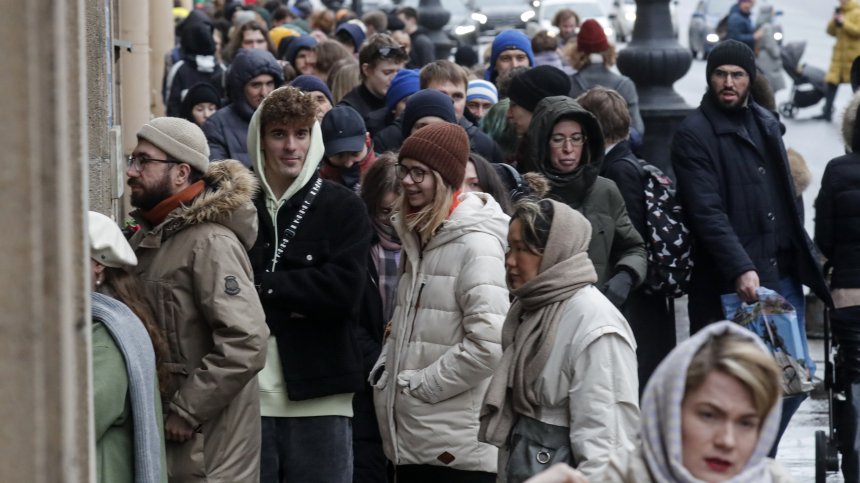Протести, арести, атаки с дронове и висока активност на изборите в Русия