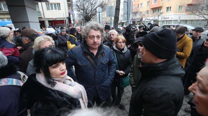 Камен Донев: Атмосферата в Народния театър е разрушителна, директорът да се маха
