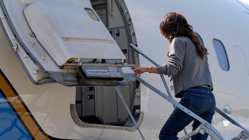 Двадесет и петима пътници пострадаха при силна турбуленция