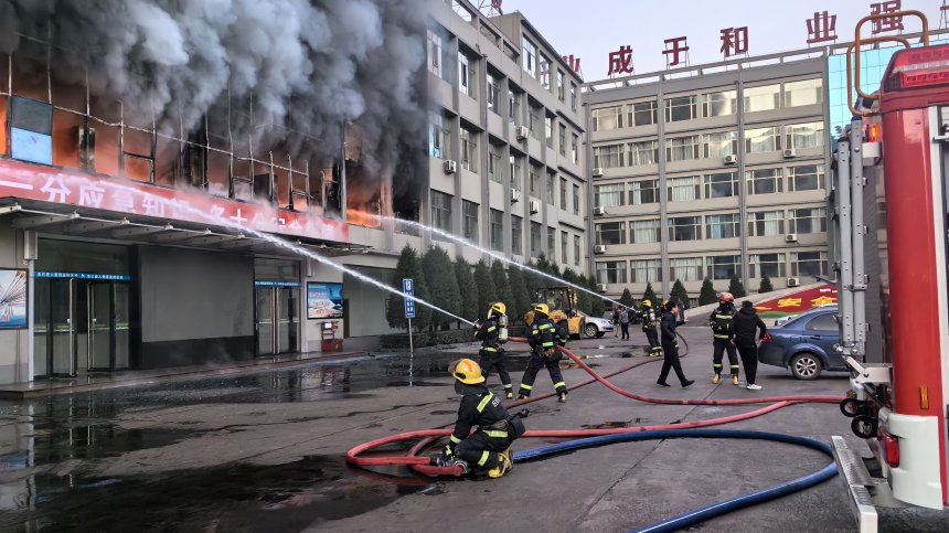 Най-малко 25 души изгоряха в пожар в сграда на китайска компания за въгледобив