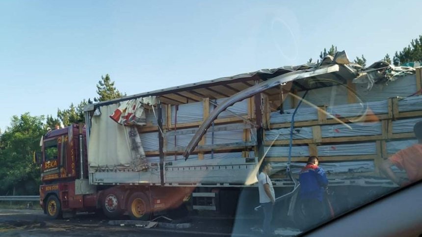 Блокиран трафик по пътя за морето - ударили са се два ТИР-а, единият гори