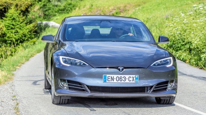 Tesla патентова нов метод за подгряване на седалките 