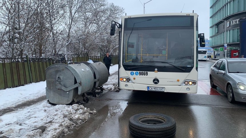 Гумата на автобус падна в движение
