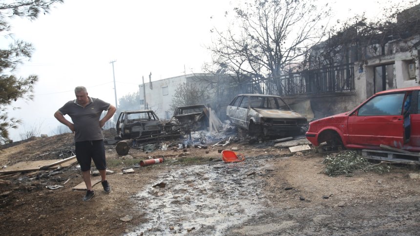 Огънят в Гърция изпепели къщи в Агия Параскеви и Мениди, евакуират 5 района в Атика