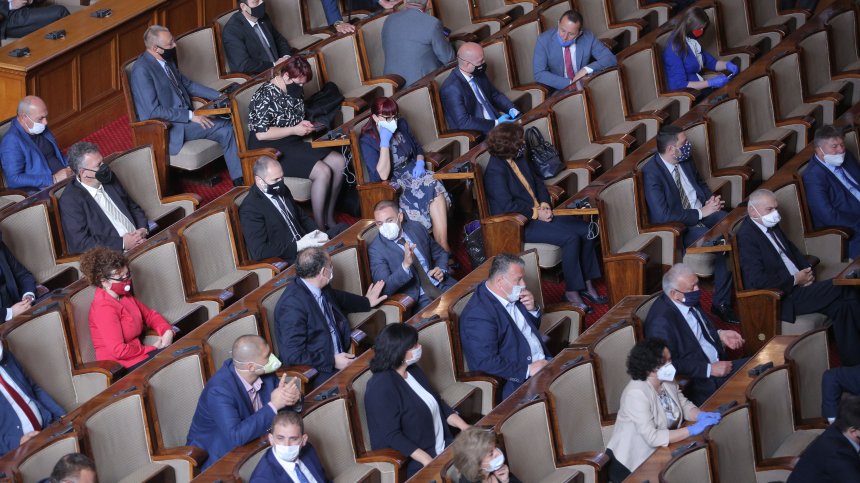 Депутатите продължават да получават по 2,8 хил. лева месечно