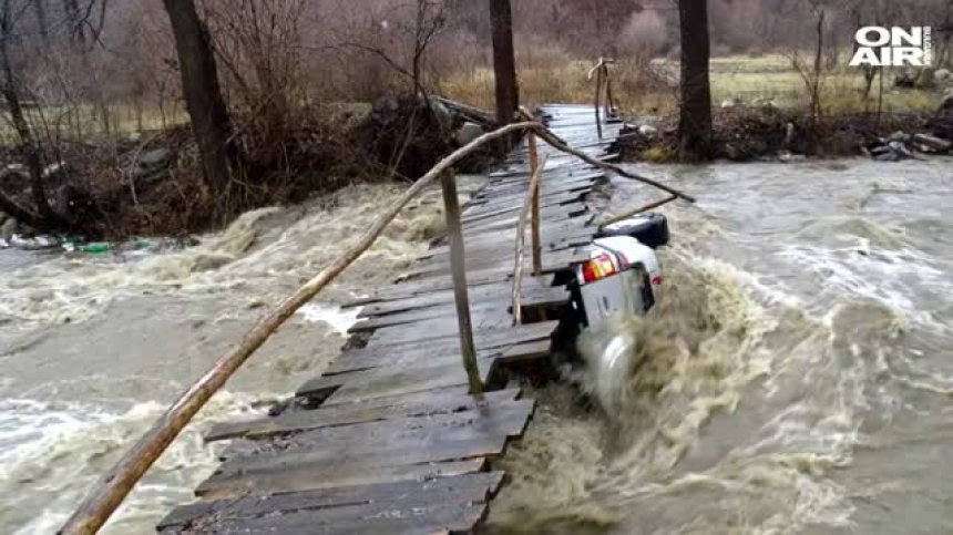 Придошлите води на река отнесоха джип край Симитли (+ВИДЕО)